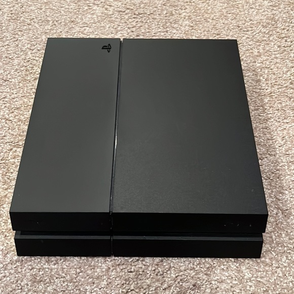 Playstation 4 - Picture 1 of 2